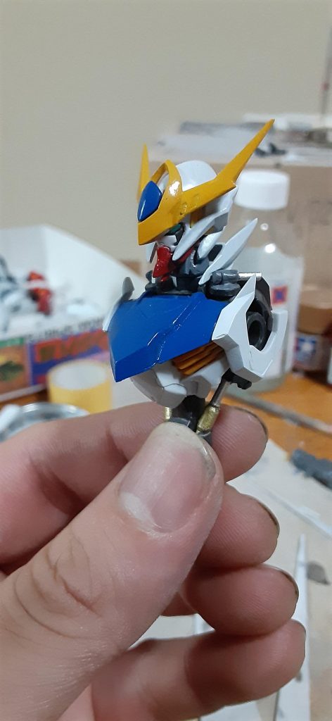 全体の面出し、シャープ化、首は0.5ミリ延長、肩のシリンダーはMSGを加工して稼働の邪魔にならないよう接着腰の延長に合わせシリンダーも延長して位置を下げ、フレーム部分のディテールを削り変更して下部にジャンクパーツ貼りました。胸部は一旦バンダイエッジを落として0.5ミリ延長してシャープ化顎とフェイスガードはプラ板とパテで延長アンテナの後ろ肉抜き埋めてシャープ化