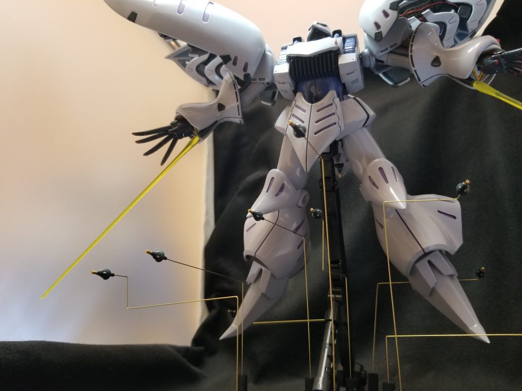 真鍮線曲げてファンネルをディスプレイしました。