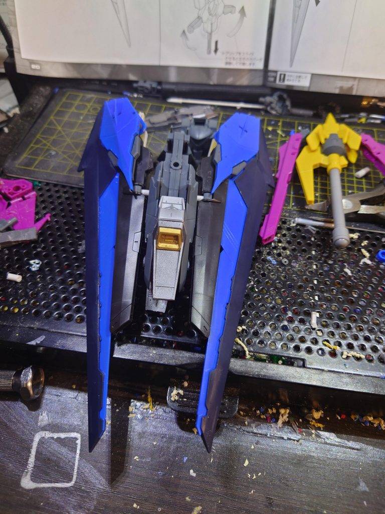 バインダーとGNフェイクソード制作中バインダーは、ラヴファントムのノワールストライカーと、ディスティニーの腰パーツ、フリーダムの翼等を組み合わせて作っておりGNフェイクソードは、敗者たちの栄光キットより、トールギスの剣、ノワールストライカーを組み合わせたものです。