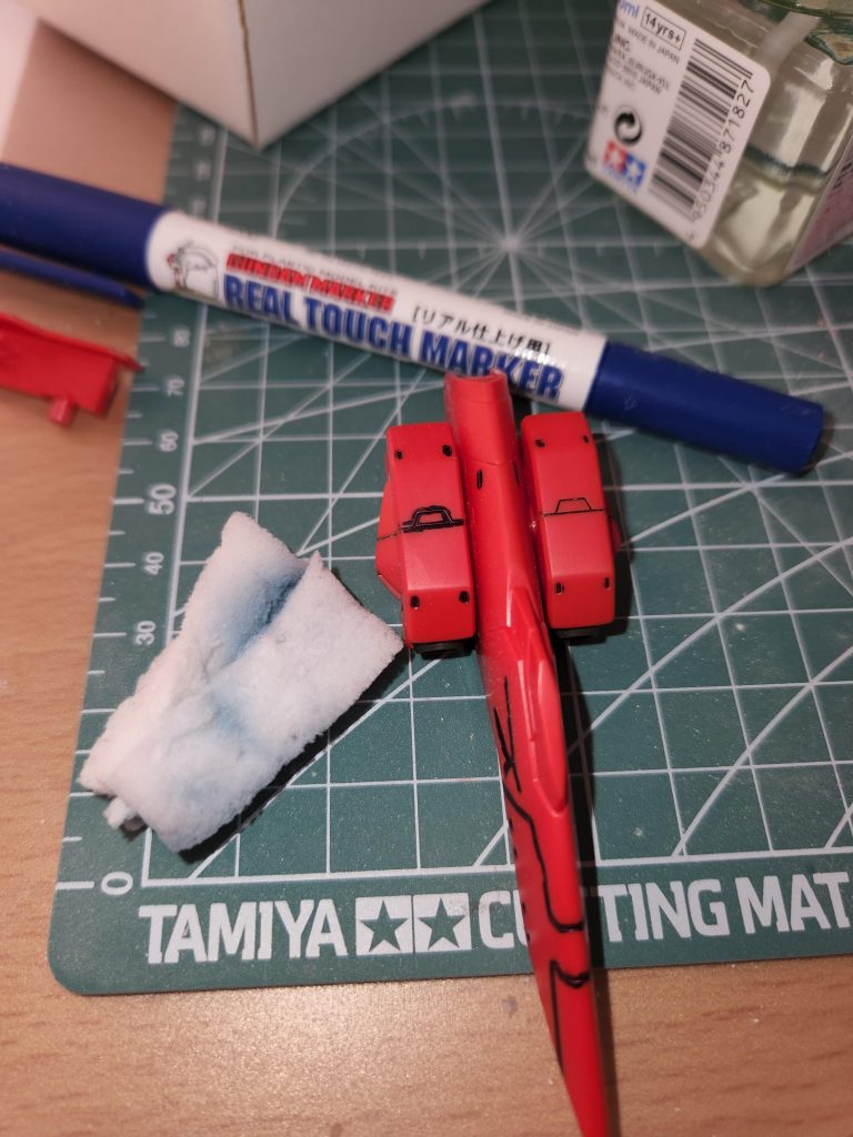 ちょっと制作でやってみたことは、流し込みタイプのスミ入れとは違うリアルタッチマーカーを使用したスミ入れとメラミンスポンジによる拭き取りと表面処理です少しはテカりを抑えた仕上がりになったと思います