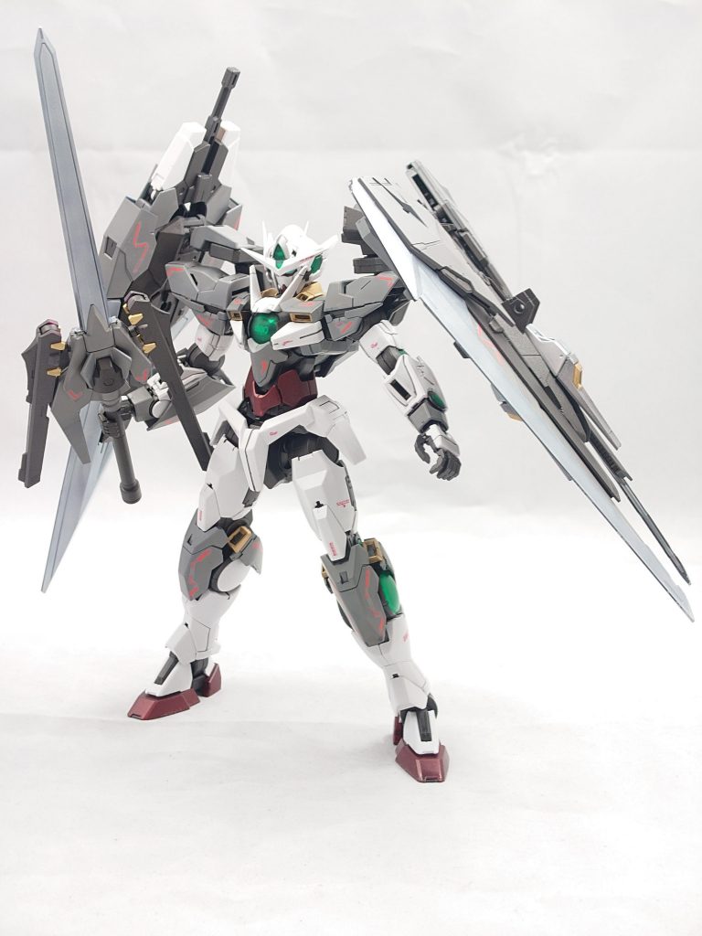 まずは立ち姿です。クアンタの本体の設計はできていたが、ツインドライヴシステムが前提となっているため、既存のGNドライブでは出力が足りていなかった。そのため極力GN粒子を消費せず、出力をなるべく運動性に割く設計となっている。