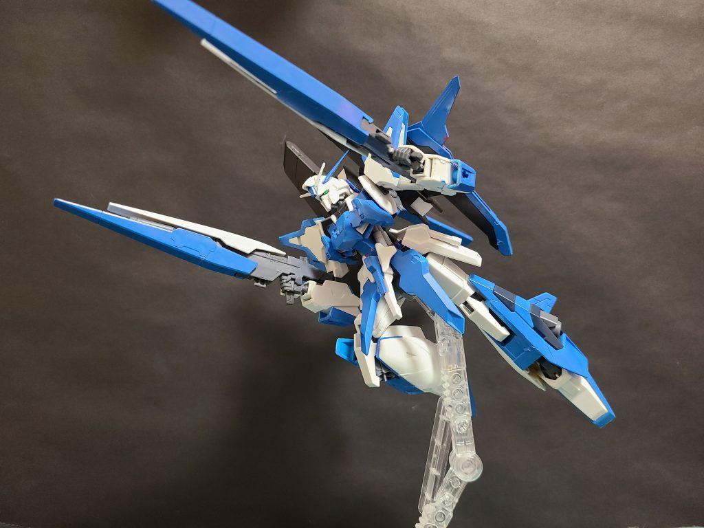 ビームライフルを持って飛翔する