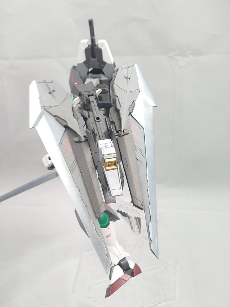 横からです。バインダーは、長剣二本を組合せており、GN粒子消費量の影響でビットの用に飛ばしたり、遠隔操作を行うことはできない。