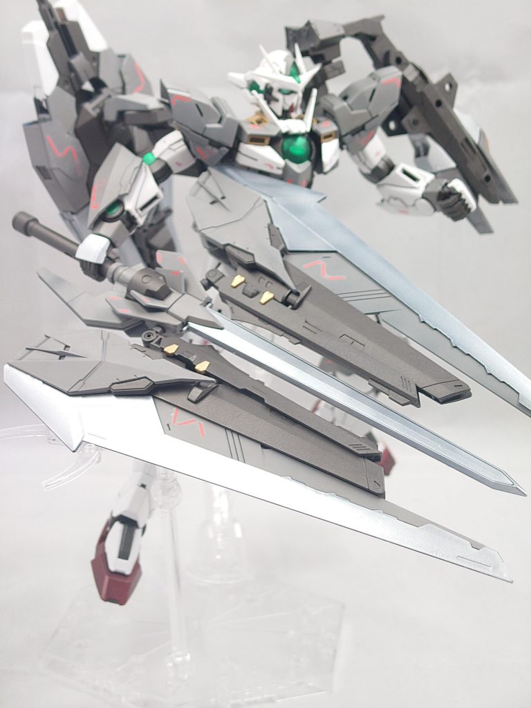 右手に装備されたGNフェイクソードはバインダーとの合体で超重量型武器となる。(クアンタの剣とビットは合体させたかったんですよーーーーー!!!)