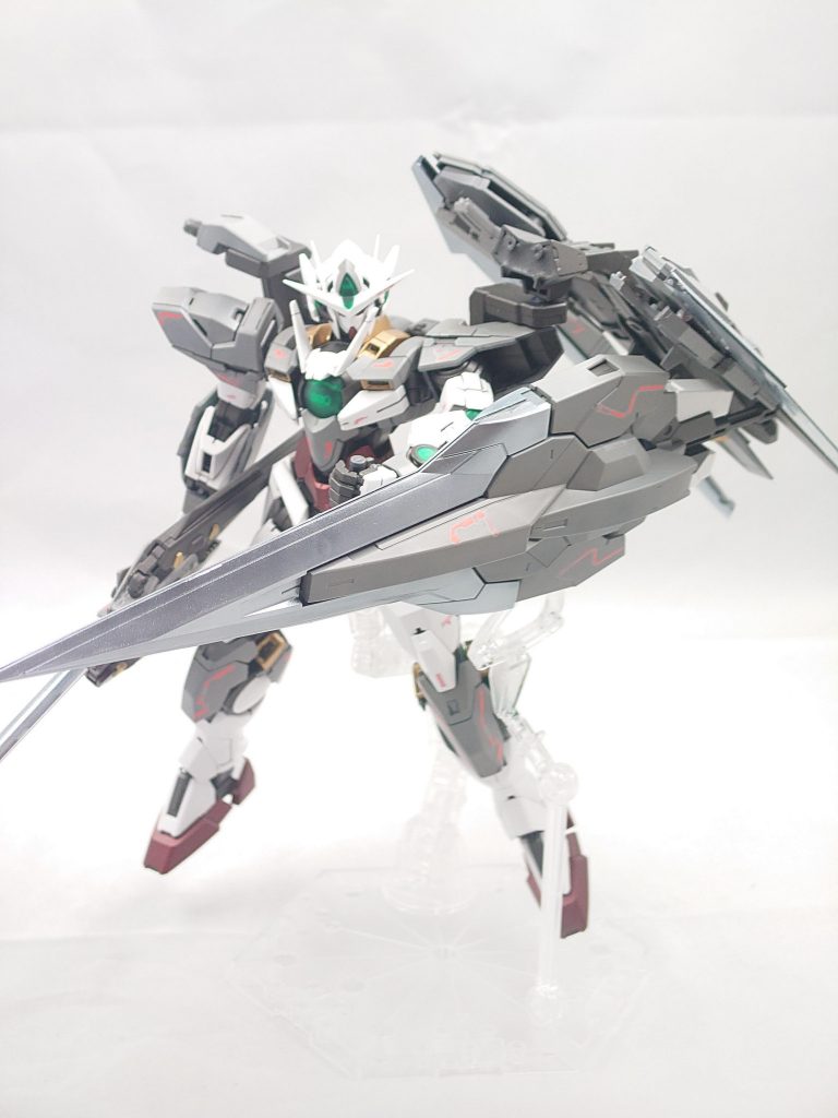 GNバスターソードです。セブンソードのものと形状は同じものであるが、GN粒子の貯蔵の役割も持っており、外付けバッテリーのような位置付けである。