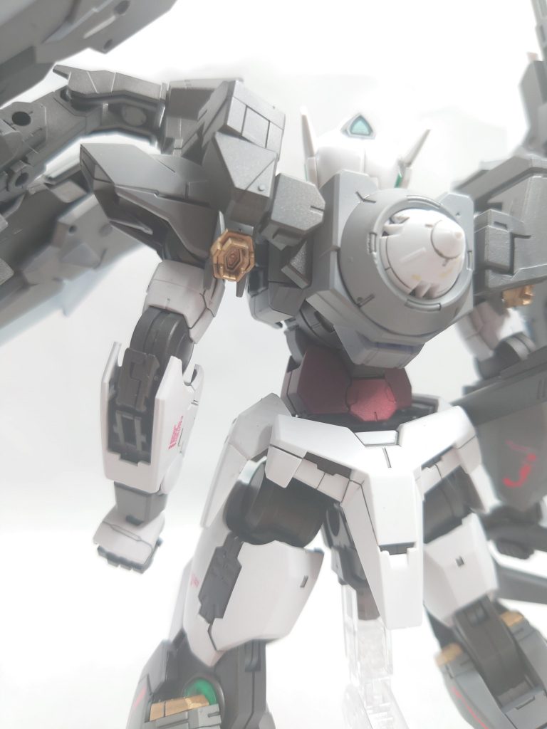 後は細かいところで、背部の肩に補助推進機がついていたりします。