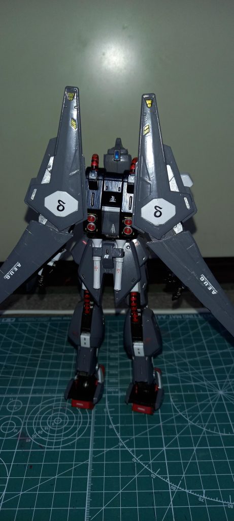 背面から、元々のバインダーを左右逆に着けたらいい感じにったので、取り付けは無加工です。が、バズーカーとライフルがつけられなくなりました…あとバインダーにはプラ板、1mm角棒、パテを使いスクラッチでスラスター追加してあります。