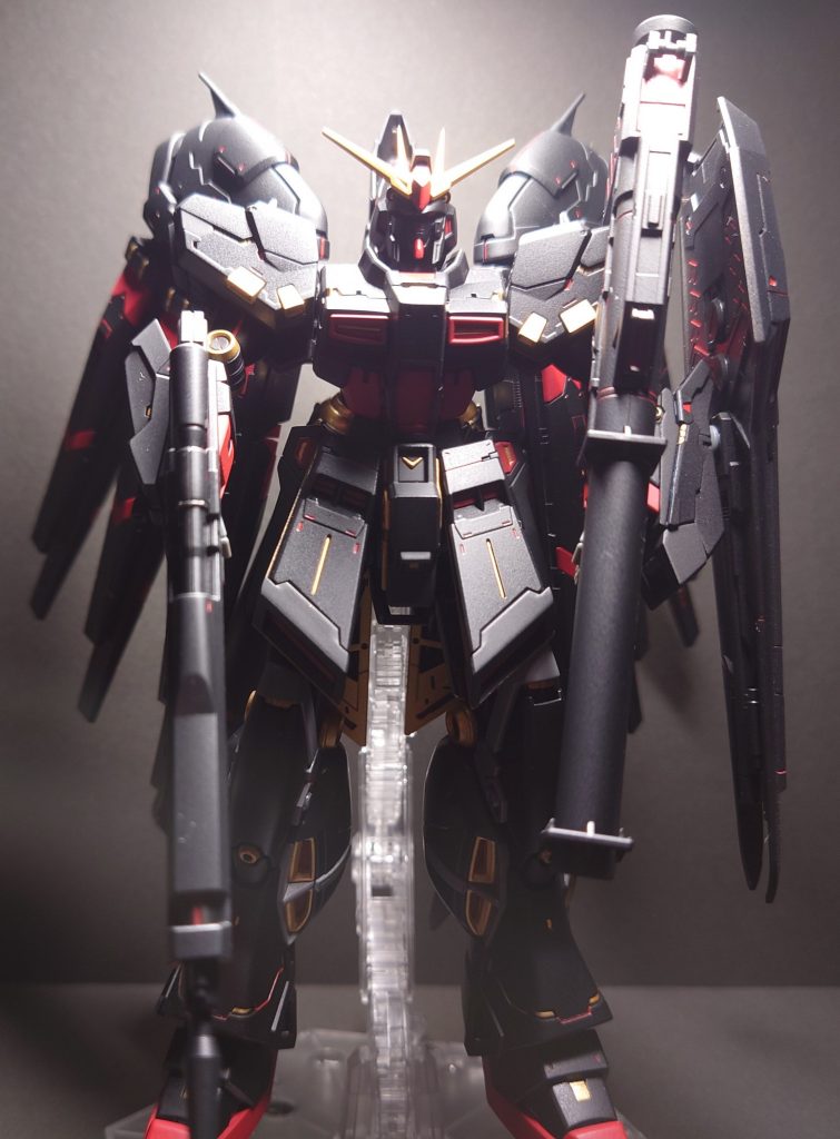 ざっくり時系列を下記に。・GWにガンダムベースの入場抽選が当たる。・ベースでHi-ν購入に成功。・テンション上がり、全塗装を決める。・缶スプレーで始めるも瞬く間に消えていく缶スプレーと財布の中身。・腰まで塗装した段階でエアブラシ購入を決意。・駐車場でご近所の目を気にしながら塗装。←今ここ・屋内で塗装する為ブースの購入許可を嫁に相談。←近い未来・ラッカー塗装に手を出す。←確定した未来