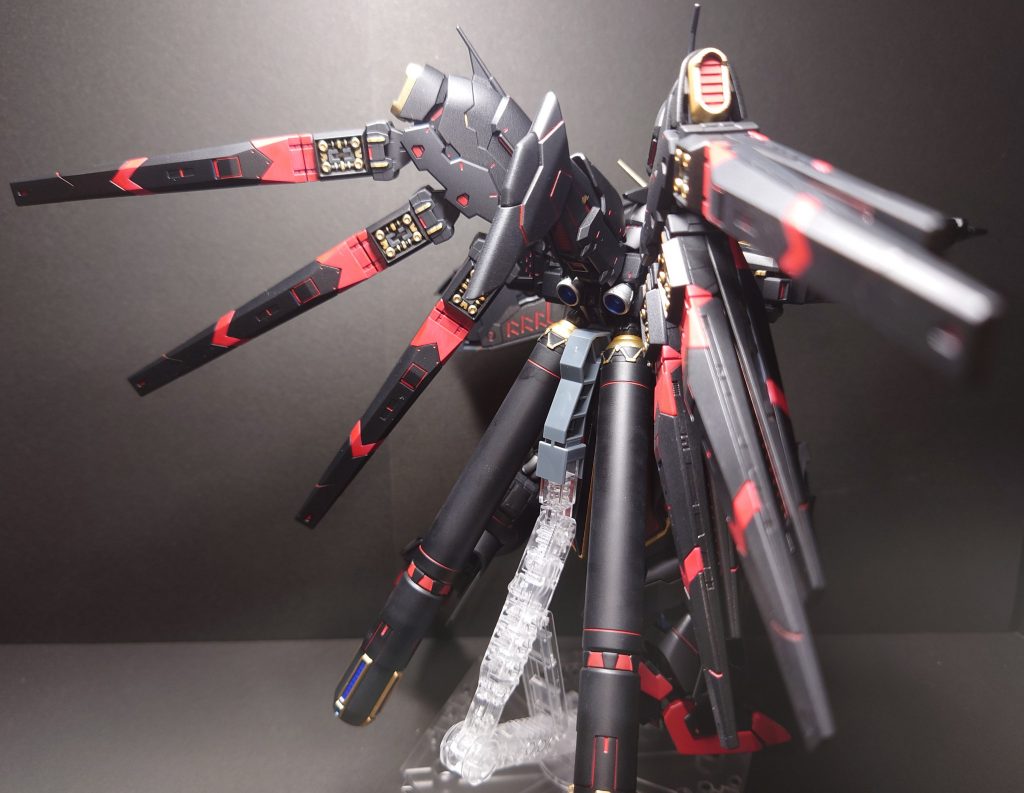 斜め後ろから。赤はほぼ筆塗りです。これと墨入れがキツかった・・・。色が乗らなくて何度も塗り重ねました。使用したカラーは下記のとおりです。黒:水性黒サフ赤:MEPHISTON RED @citadel ゴールド:水性ホビーカラーほぼほぼこの3色です。