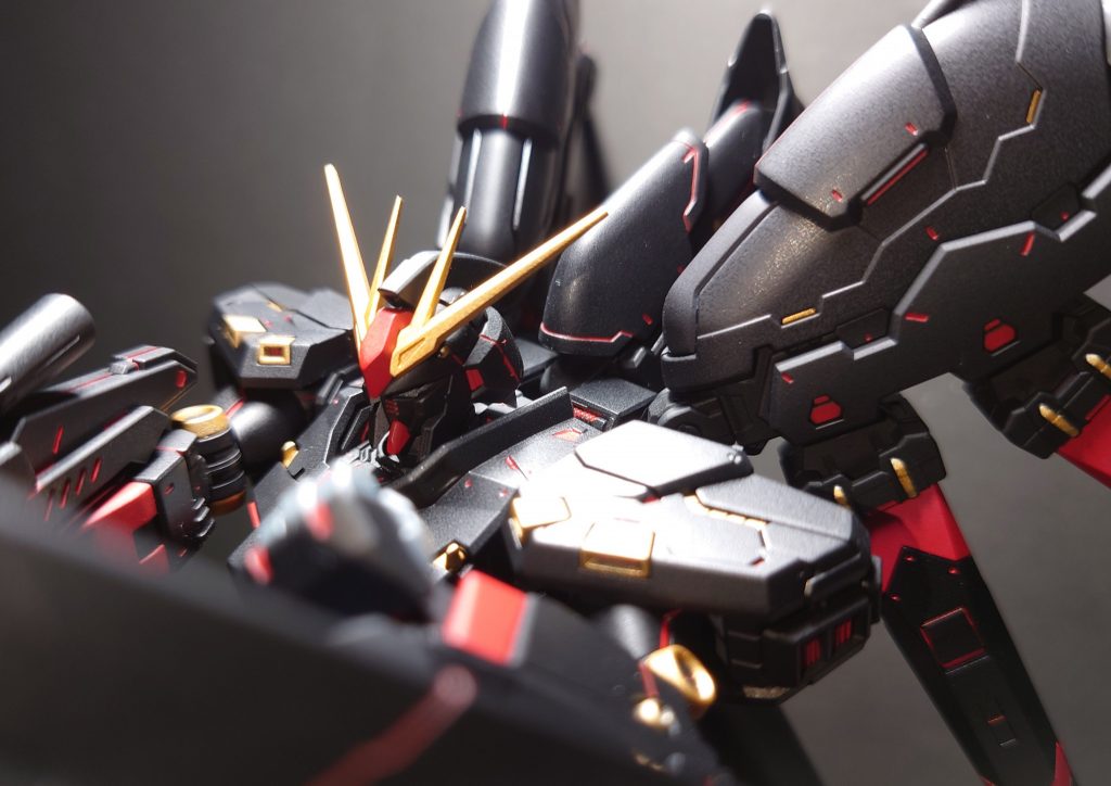 前述の通り腰の塗装辺りからエアブラシを導入した為、下半身と上半身で塗料の使用方針がかなり違います。膝辺りには調色したグレーを筆塗りしてますが、上半身以降使ってません。ですが敢えてそのまま。