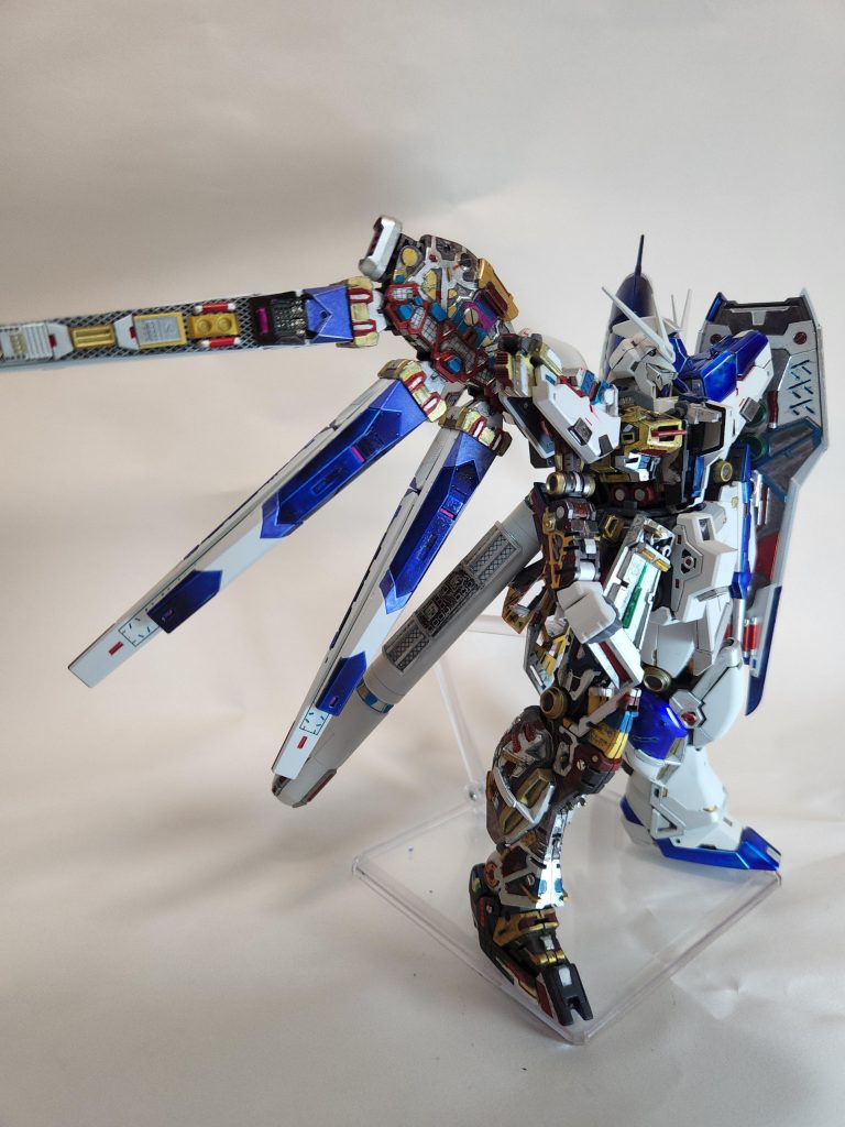内部フレーム、ファンネルと塗装やディテールアップを行い、ダボ穴にマイナスモールドとパイプパーツを使用しました。