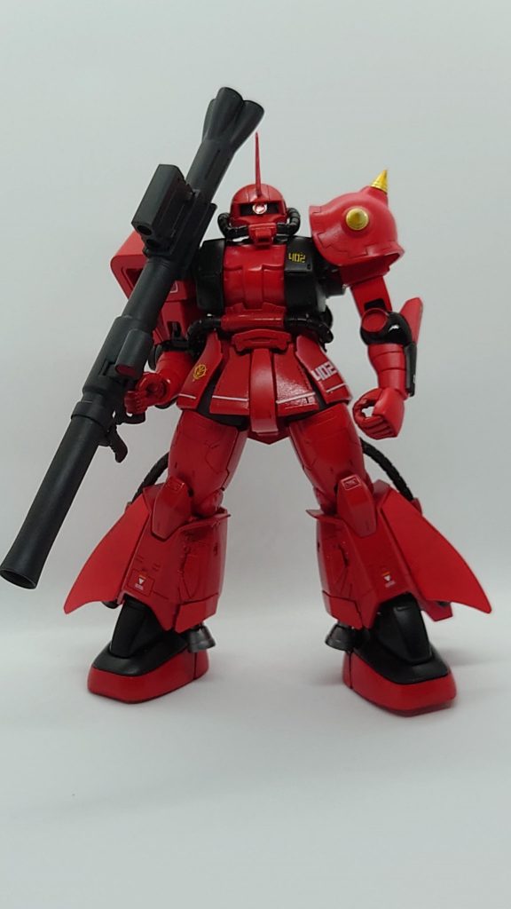 オリジン版の太ましいバズーカを持たせてみました。オリジン版高機動型ザクがベースなので、違和感はありません。……ありませんが…物足りない!やはりジョニザクには、アレを持たせたい!ジャイアント・バズ!!だけど、HGUC版のジャイアント・バズはオリジン版ザク・バズーカより小さくて…ジャイアント感が無いのです……