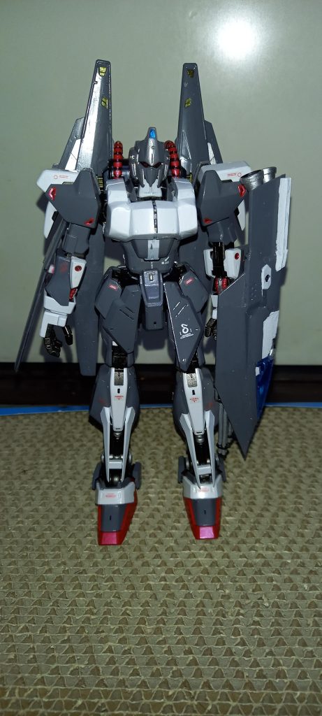 正面から、スクラッチのウイングシールドがありますが、飛行時のヘッドかねたシールドで左は無いのと一緒ですね。あと大型化にともない腕も隠れるため小径のツインガトリングを搭載してます。