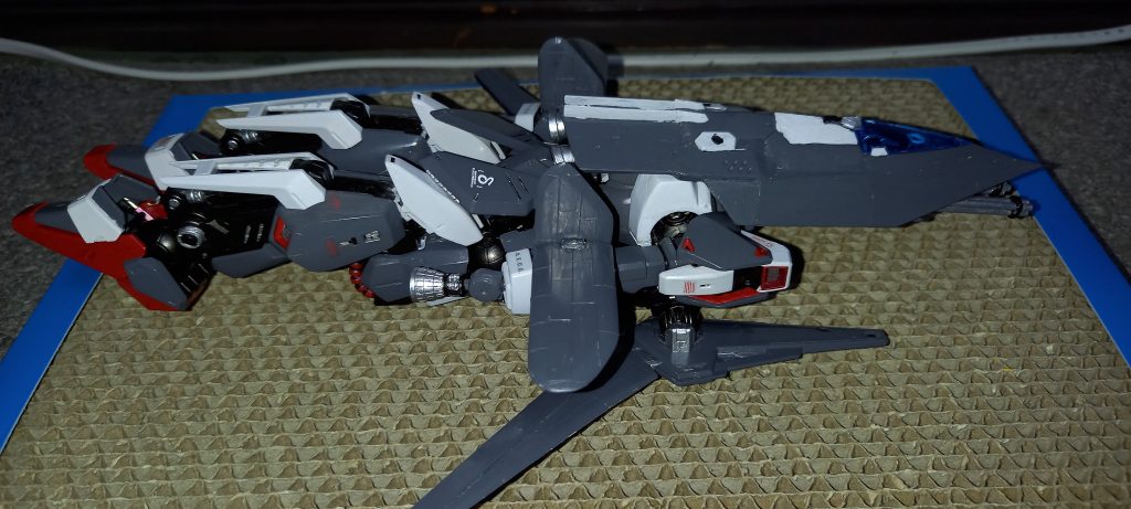 問題の可変飛行状態色々手は加えてますがZ系の為かどこか違和感あります( ；∀；)変更内容をヘッド件盾:msgのラプターユニットのセンターを使いプラ板と角棒で大型化し、本体をなるべく隠しつつ違和感ないように。取り付けはネオジム二つを使い胸部で固定胸部:盾をつけるには段差がありすぎるためネオジムを固定する台の作成、それを隠すためパテで整形椀部:zzを参考にウイングシールドを作成し飛行時に羽として使用、手は差し替えでジムスナを作ったときにでた余りとバーニアをくっつけ補助バーニアにバックパック:上記のとうり、左右差し替えで主翼に脚:元々可変機構だったのですが、角度が甘い気がしたので直角になるように可動域拡張