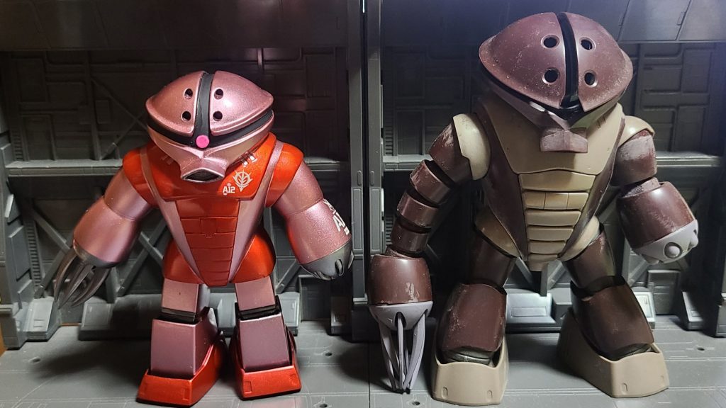 旧キットとHGUCアッガイの２ショット、同スケールに見えませんよね。最初設定どおりに塗るか、心の師・越智信善先生へのオマージュでNATO迷彩にするかと悩んだのですが・・・違うんです！夏が・・・暑いのがいけないんです！暑くなるとおかしなスイッチが入ってしまうんです。シャア専用のif設定で多くのMSが作られる中、アッガイに挑戦する方があまりいない理由がわかりました（涙）赤とピンク、逆にしたらもう少し見た目良くなったのでしょうか・・・さすがに試す気にはなれませんでした・最後までお付き合い頂き有難うございました。