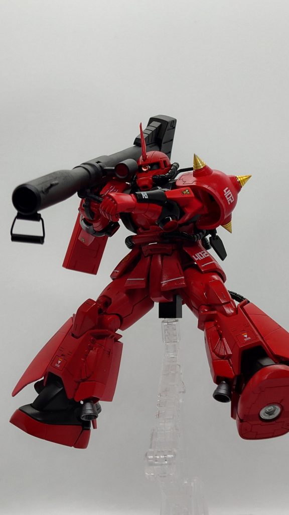 元がオリジン版ザクですから、ポージングもしっかりつけられます。カラーリングはクレオスのスーパーイタリアンレッドとガイアのアルティメットブラック。バックパックと武器はガイアのフロストマットブラックです。今までこんな派手な色使ってMS塗った事無かったかもです。(笑)水転写デカールはRG用を中心に控え目に貼ってみました。