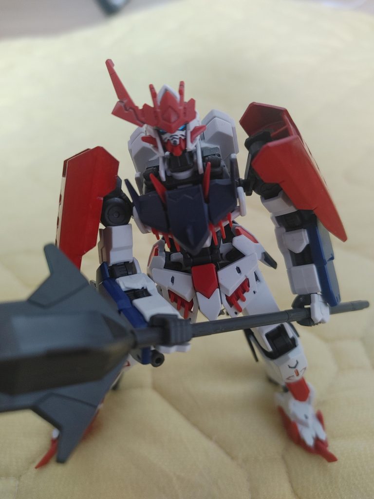 拡大した顔です。目はシールを使い顔はスミ入れをしました。ちなみに顔のパーツはバルバタウロスです。白で塗装しました。