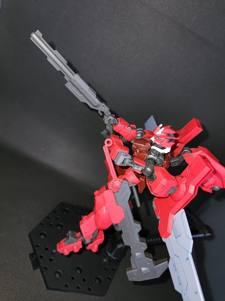 大型の肩アーマーウイングシールドを展開し、空中滑空するなど他のガンダムフレーム機体にはない特徴がカッコいい機体ですわ～