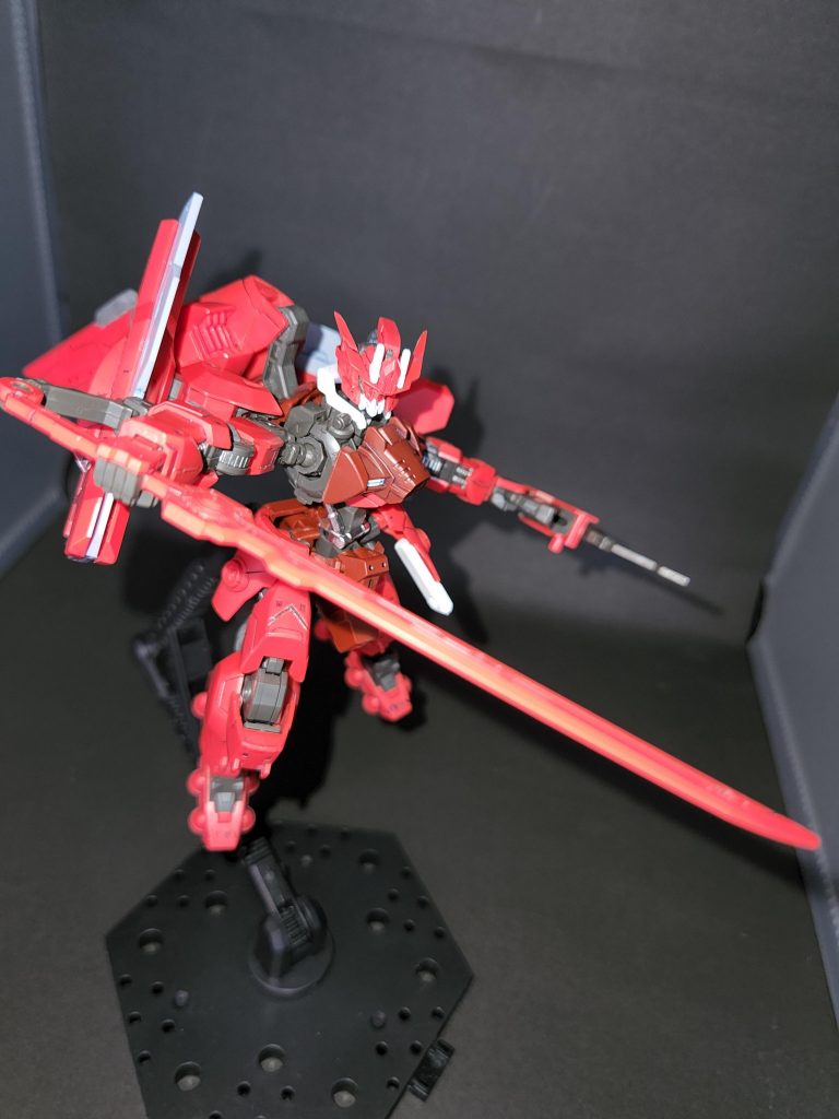 鞘から抜刀するポーズも可動域の良い鉄血シリーズのガンダムならではですね