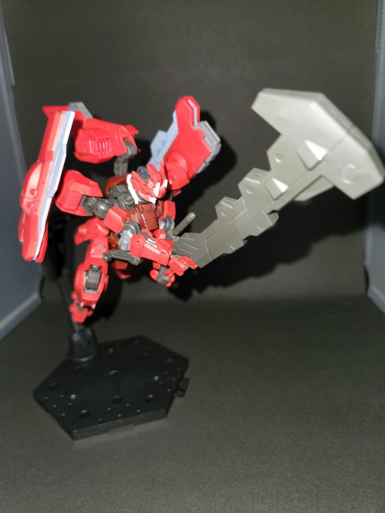 ハンマー自体はソードを納めた状態で振り回す仕様です鈍器で叩く鉄血シリーズの定番装備とも言えますわ～