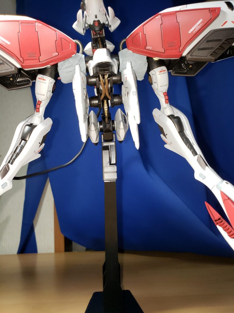 胴体の可動スラスター?に繋がってる部分にパイピングしました!見ずらいですが銀色のパイプは上の、金色のパイプは下の可動スラスターにつながっています。使っているのは両方金属のチェーン?みたいなやつです。