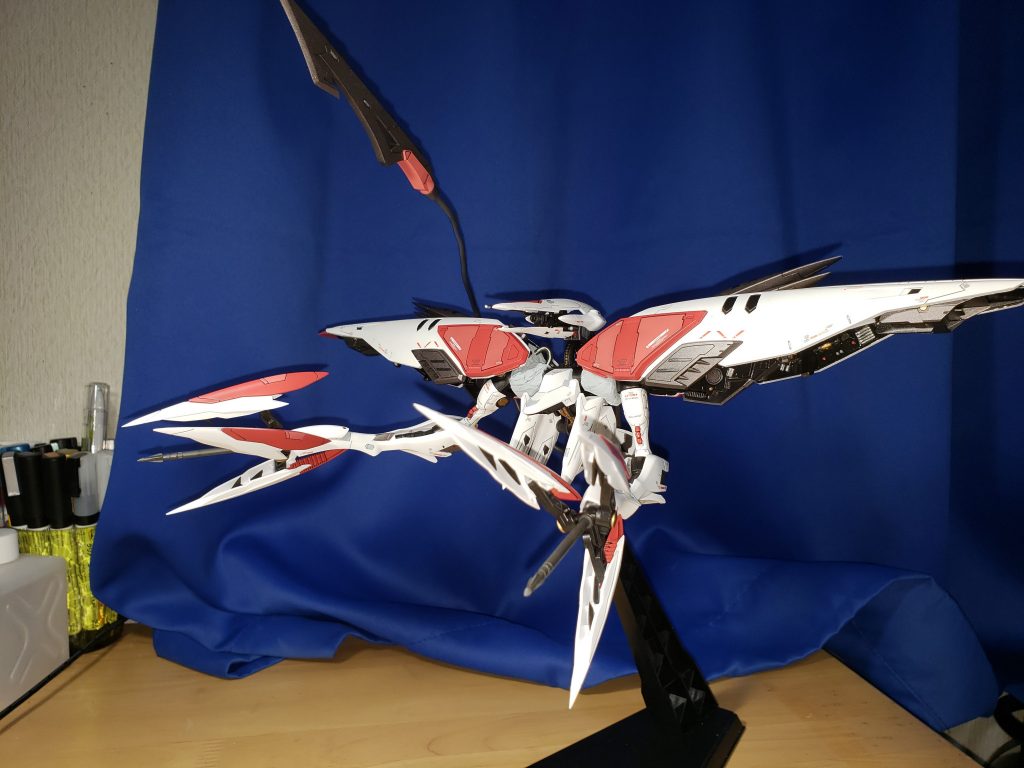 ポージングしてみます。正直この台座、めっちゃポージングしにくいです。ただでさえハシュマルはポージングが難しいのに、この台座だとやりにくさが加算されてしまいます。まぁそれはそうと、クローを鋭くしておいて正解でした(まぁ当然っちゃ当然ですが)。返しも鋭くしたので、1度捕まったら絶対に逃げられないでしょう。というか、普通に握りつぶされそうです。