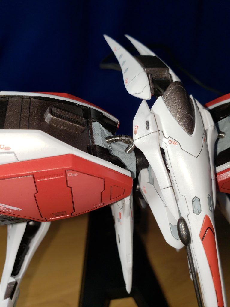 バインダー接続部分にあるパイプは雑な一括成型だったので、ぶった切って金属のスプリングに変えました。チェーンにしようかとも思ったんですが、ここまで曲がらなかったのでスプリングにしました。