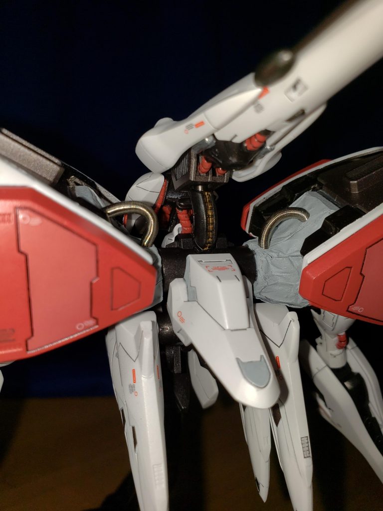 首の部分です。ここの動力パイプは赤色です。金色やシルバーにしようかとも思ったんですが、似合わなさそうだったのでやめました。