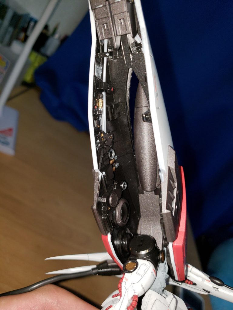 ハシュマルを作る中で一番頑張ったところです。とあるモデラーさんの作品を見て、バインダーの中をメカメカしくしたらめっちゃかっこいいのでは?と思ってやってみました。結果としてかなり上手くいったんじゃないかなぁと思います。ちなみにほとんどがスターヴァルキリー制作で使わなかったRGクアンタのパーツを使ってますw