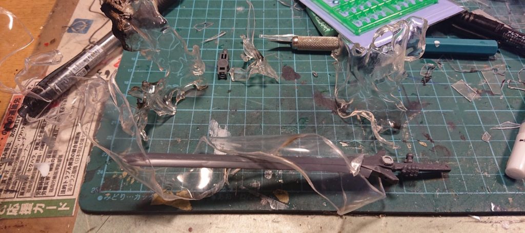 炎エフェクトはペットボトルをリンゴの皮のように切ったものをライターで炙って作りました。塗装は炎エフェクトの作り方動画を参考に