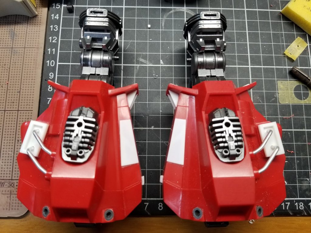 脚部内部考察中。因みに下部に見えるポリキャップの穴はスタビライザー？、フィン？の取り付け用です。キットのままでは接着なんですがボールジョイントで可動できるようにしました。