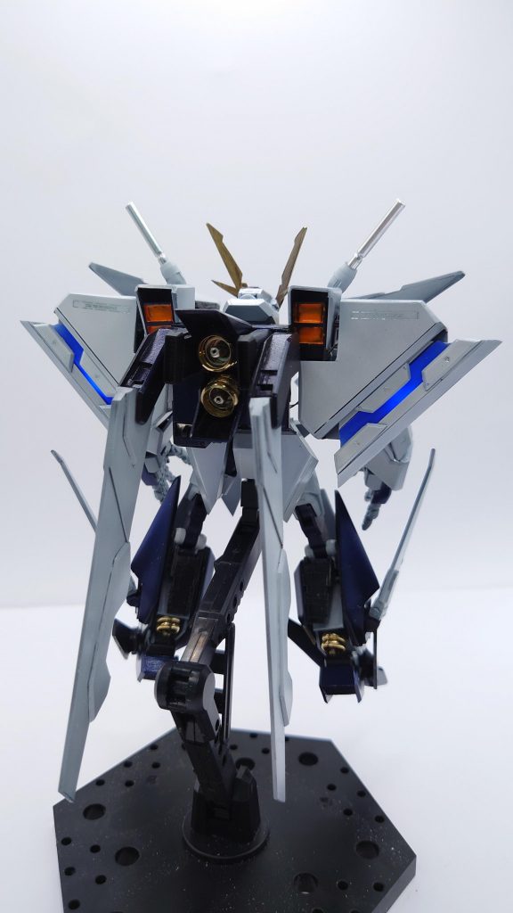 元キットはユーラヴェンガンダムですがコアガンダム2しか使ってません🙄アーマーの基部含めてスクラッチ。クスィーの異形な体型を再現するためにユーラヴェン状態から腕を1cm延長&手を1/100に変更+脚部を5mm短縮してます。