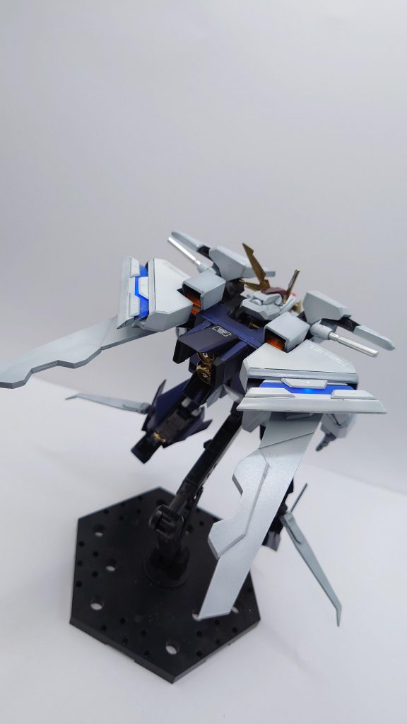 フライトフォームもなんのその💪背面側のバインダーに勝手にサイコフレーム的な何かを増設してます。かっこよければ良いのだかっこよければ…