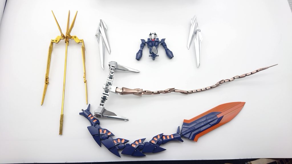 サイドアーマー(金)を組み換えて槍に合体、バックパックにサイドアーマー(銀)とカッパーの尻尾を接続します。専用の頭部と尻尾の剣にパーツを追加して仕込み完了。