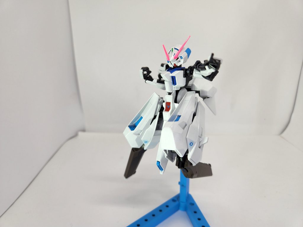 フレームは黒、下半身のタイツ部分は茶色で塗りました。要所要所に水色を差し込んで色のバランス調整を行いました。