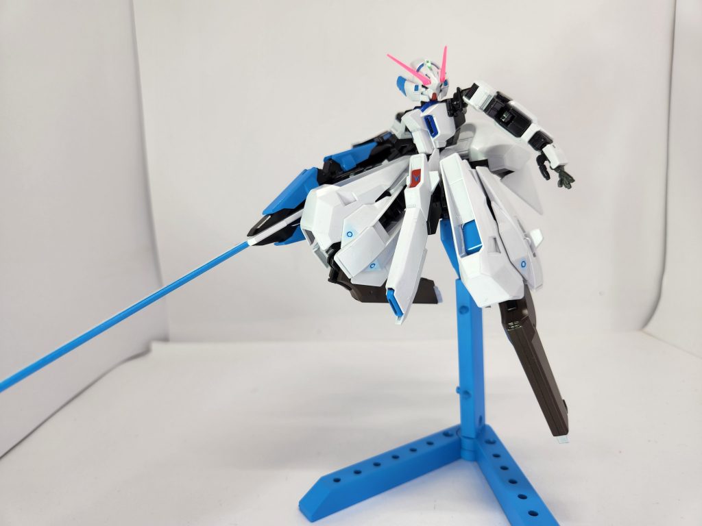 元のキットがしっかりした物なのでこの大型武器を普通に持たせられるのは助かる部分です。また、今回ディスプレイに使っている台座は本キット付属のものを塗装しています。