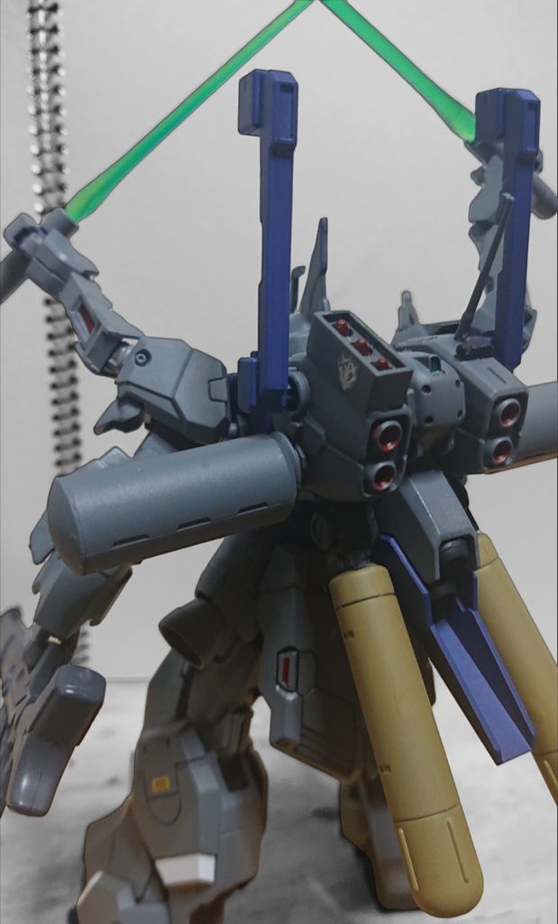 背面、三連装グレネードポッドはザクのミサイルポッドを転用して現場で取り付けた感じにしたかったのであえてジオンエンブレムを貼りました。