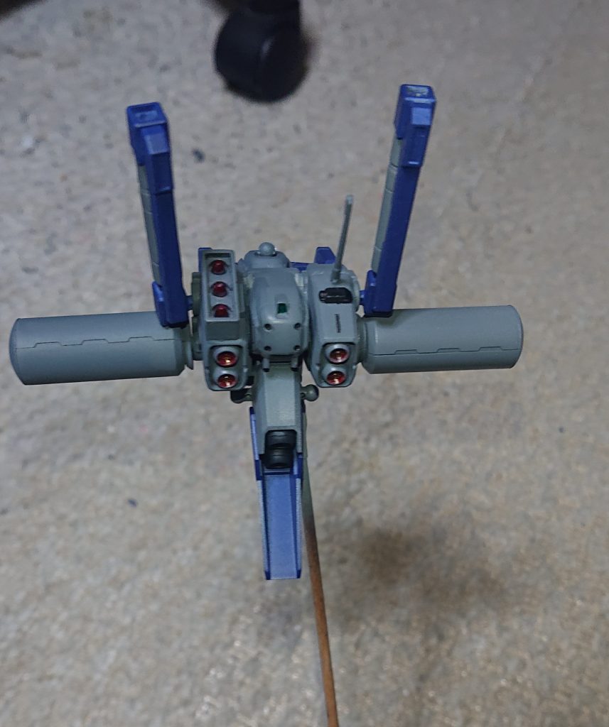 インコム等がついたバインダーはなくしてアイザックのプロペラントタンクをつけました。アンテナも削ってグレネードポッドとゲルググJのアンテナをつけました。