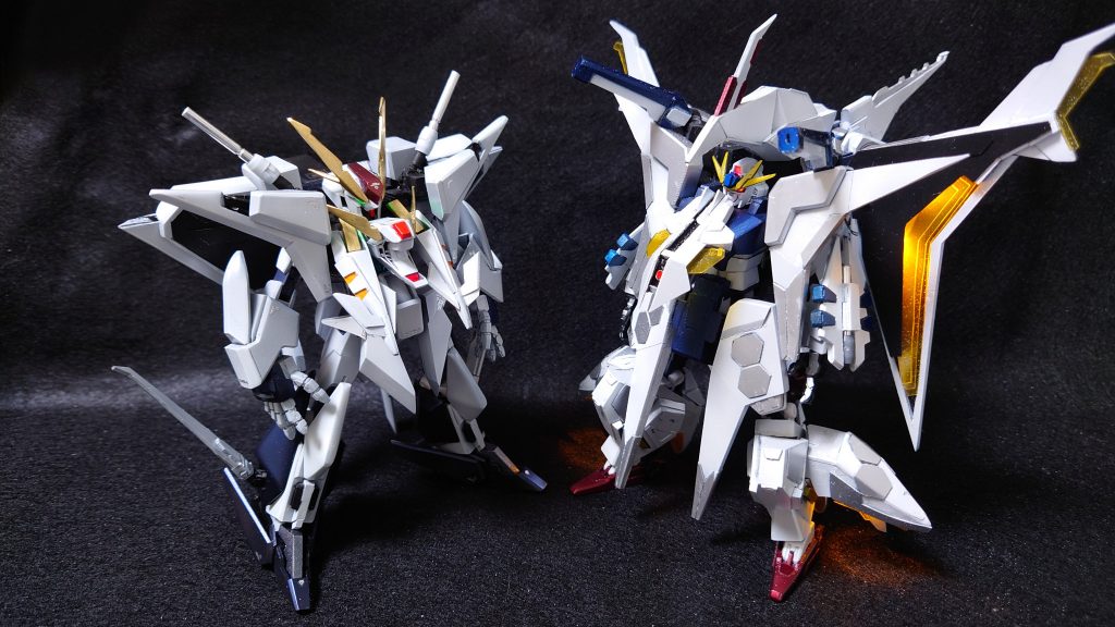 ペーネロペーはガンダム体型で。クスィーは異形体型で。