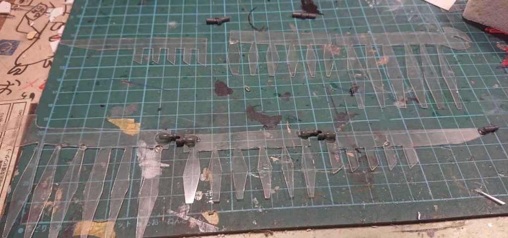 羽のエフェクトはプラ板を切り出しました。