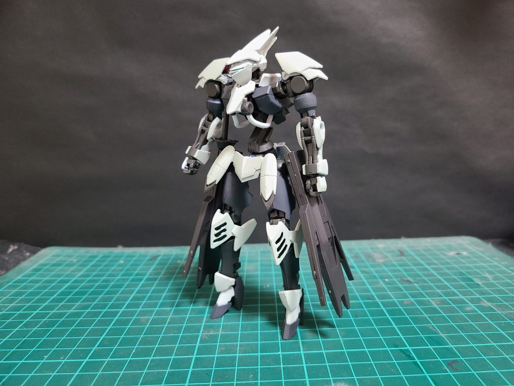 「ヴァルキュリアフレーム」の改造ガンプラ。武装は長い槍形状で状況に応じて変形させることができる「ヴァルキュリアギガジャベリン」と腰部大型バインダーに格納されている格闘兵装の「バーストサーベル」、この機体の特徴と言える「ヴァルキュリアギガジャベリン」はジャベリンモードとサイスモードの二種類ありこの二つの形態を駆使し戦う。