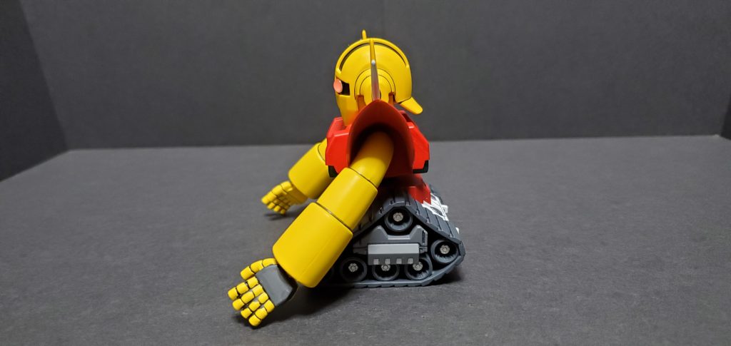 黄色いヘルメットを着けたパイロットが乗ってそうですね。