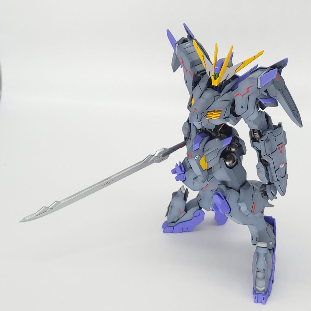 ■軽装タイプ(?)サイドアーマーのボリュームが大きすぎて、キットそのままだと腕を下ろせないのが難点です💦試しにサイドアーマーとバックパックを取り外して、大太刀のみ装備させてみましたが、中々かっこいいですバルバトスの派生機のような印象を受けました