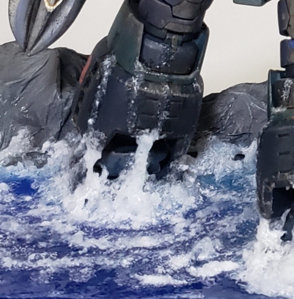 滴る海水の表現が1番苦労した箇所ですね。プラ棒を軸にしてその上に木工用ボンドを何層も重ねて造形してホワイトでドライブラシしました。全然上手く出来なかったので、次回作への課題ですね。