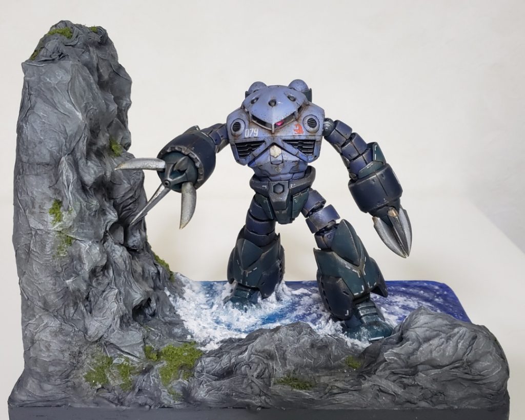 ジオラマにマッチするようにズゴックのほうもウェザリングを追加。Mr.ウェザリングカラーのグランドブラウン、マルチブラック、ラストオレンジを使用して汚していきました。エナメルブラックにブラウンを足してチッピング、シルバーでドライブラシも追加して完成です。