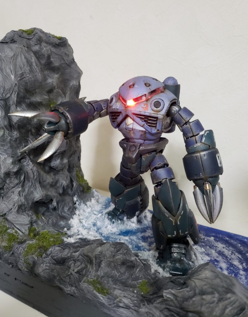 電飾も考えたんだけど、RGは内部フレームがジャマで配線が厳しい…仕方ないので頭部にあるスペースにミライトを置いてます。電飾も次回作で再チャレンジ案件ですね!初めて水ジオラマを作ってみましたが、海の深さを表現出来なかったのが反省ですね。左足を陸地に乗せて躍動感を出そうとしたら可動域が狭くて右足を海に沈めるとウサイン・ボルトになってしまい、沈められませんでした。人型MSと比べて水陸両用MSはポージングも難しいですね。もちろん海の作りもまだまだなので、もっと研究して次回作に活かしたいと思います。電飾も次回作で再チャレンジ案件ですね。海を作るのはめちゃくちゃ時間が掛かりますね…でも少しずつ完成していく過程も、完成後に飾った時の満足度もあるので、作業してて楽しかったですね^-^もっと上手く作れるように精進あるのみです!