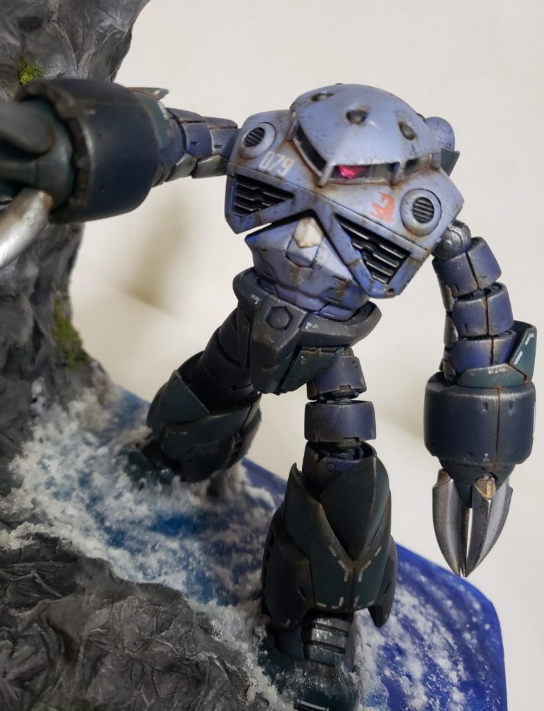 ズゴックアップで。汚しの出来栄えはそこそこ満足かな?ナーガIII隊部隊マークのデカールがあったので貼ってみました。