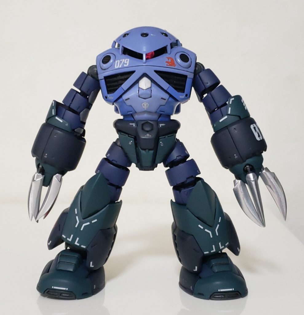 今回は水性塗料をメインに使用しました。基本カラーはすみれ色(水性)。濃い部分はすみれ色(水性)にコバルトブルー(水性)を少々混ぜて調色。緑部分は暗緑色2(水性)にブルー(水性)少々混ぜて調色。紺部分はネイビーブルー(水性)にブルー(水性)を混ぜて青みを追加。関節装甲はさらにブルーを強めに追加、一部装甲はニュートラルグレー(水性)です。間接類は黒鉄色(水性)。アイアンネイルだけはGXラフシルバー(ラッカー)で塗装。粒子が粗いのでギラつき強く明るめに発色しますね!…ハンドピースの洗浄が大変ですが^^;水転写デカールを貼り付けてトップコート(水性艶消し)。4本爪仕様で作成した理由はアイアンネイル取り付け基部が破損して再起不能だったからですwwところで何故量産型がプレバンなんやねん?