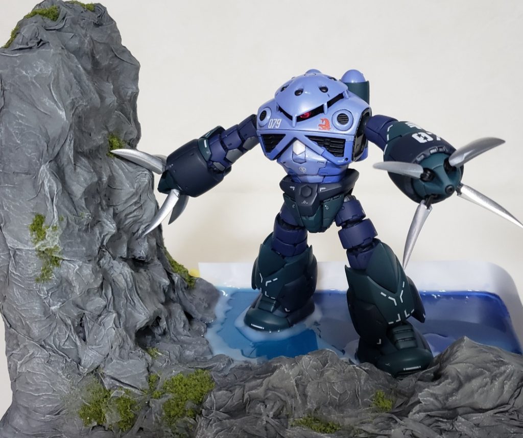 同時進行で作業していたジオラマも完成。陸地部分は石粉粘土でベースを作りバーグチップを貼り付けてティッシュにボンド水を浸して固めて、タミヤアクリルのグレーを明暗をつけながらエアブラシで塗装。海の部分はコバルトブルーとホワイトを足したものでグラデかけました。取り敢えず足場の位置決めしてUVレジン投入(4g×6個使用)。まだ浅いのでもう一層いきますか…