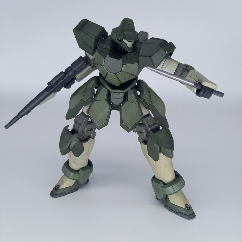 武装面は、森林での行動の邪魔にならない様にシールドは省いており、ビームライフルとヒートナイフのみのシンプルな装備となっています❗